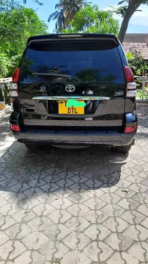 A picture of Toyota prado 120