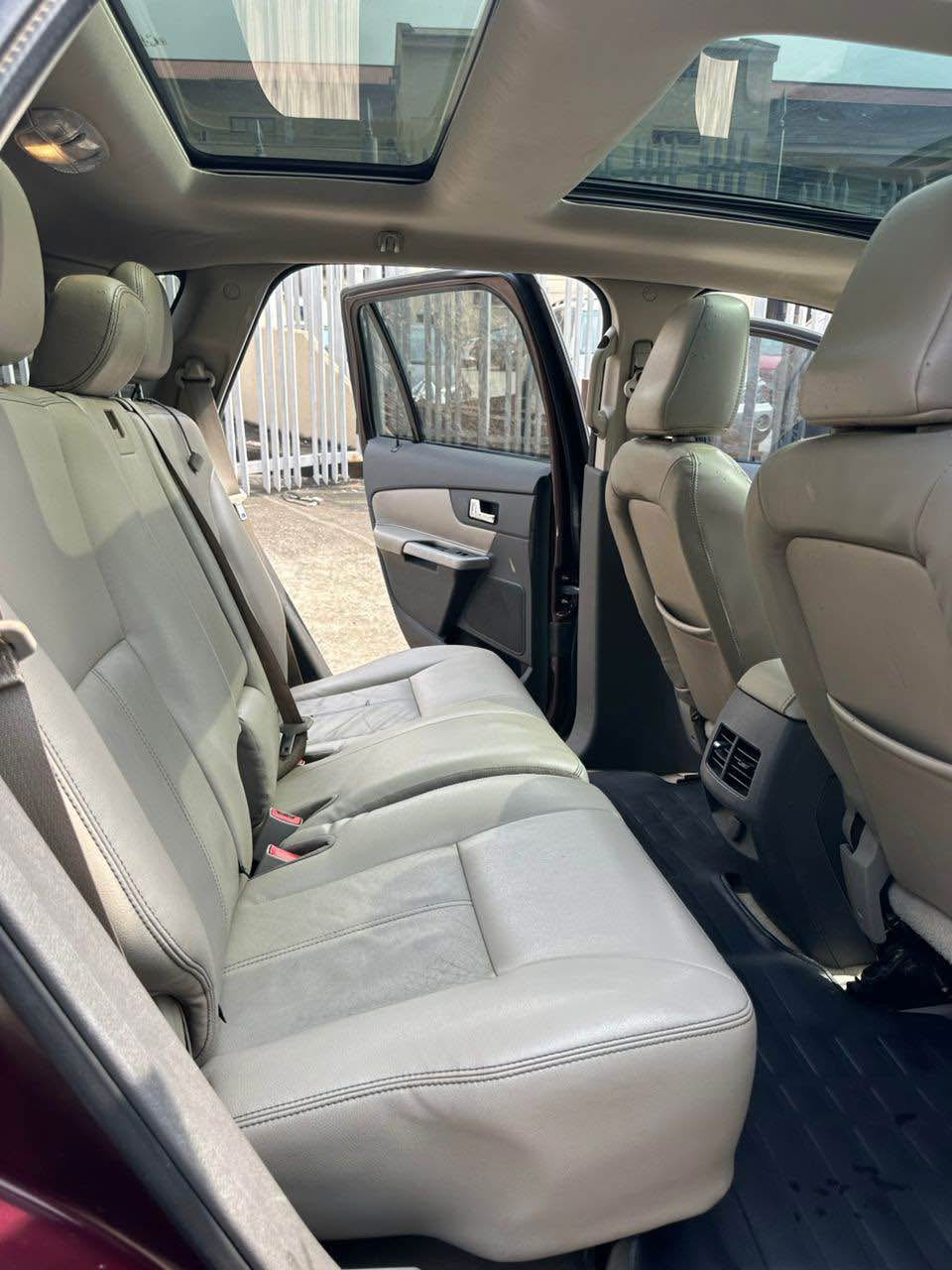 A picture of well maintained 2013 Ford edge