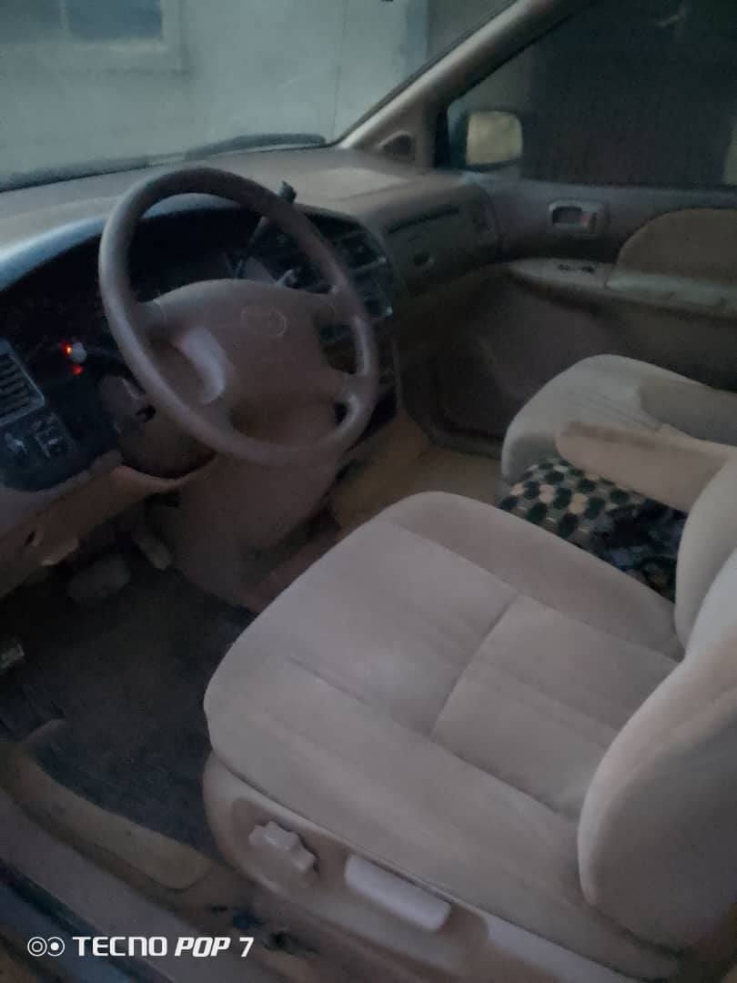 A picture of Toyota sienna 2000