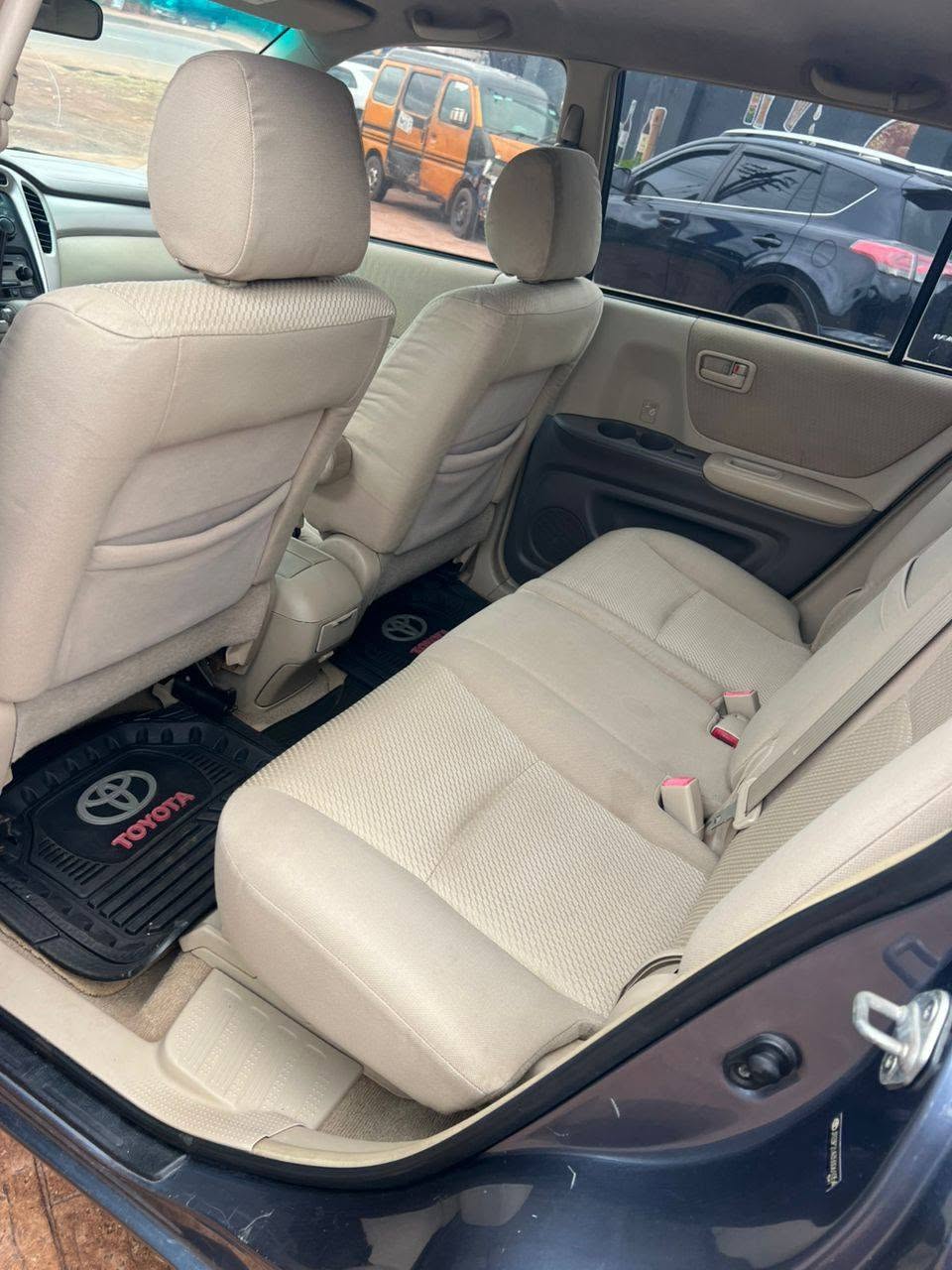 A picture of NIGERIAN USED TOYOTA HIGHLANDER 2011 FOR SALE Clean and neatly