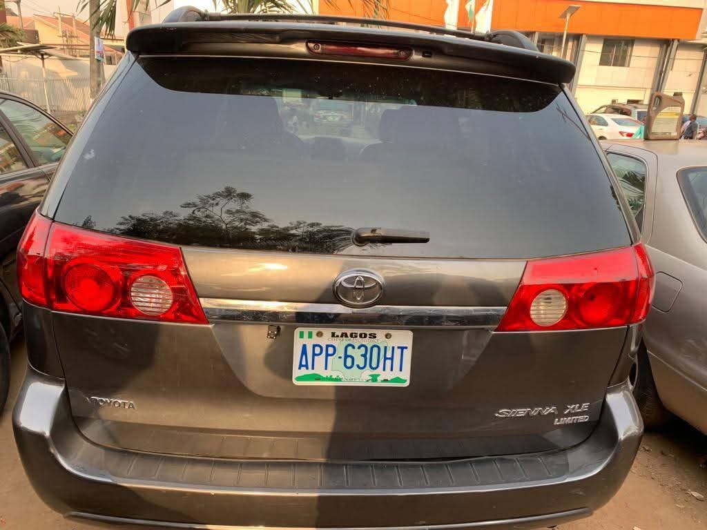 A picture of 2005 Toyota sienna