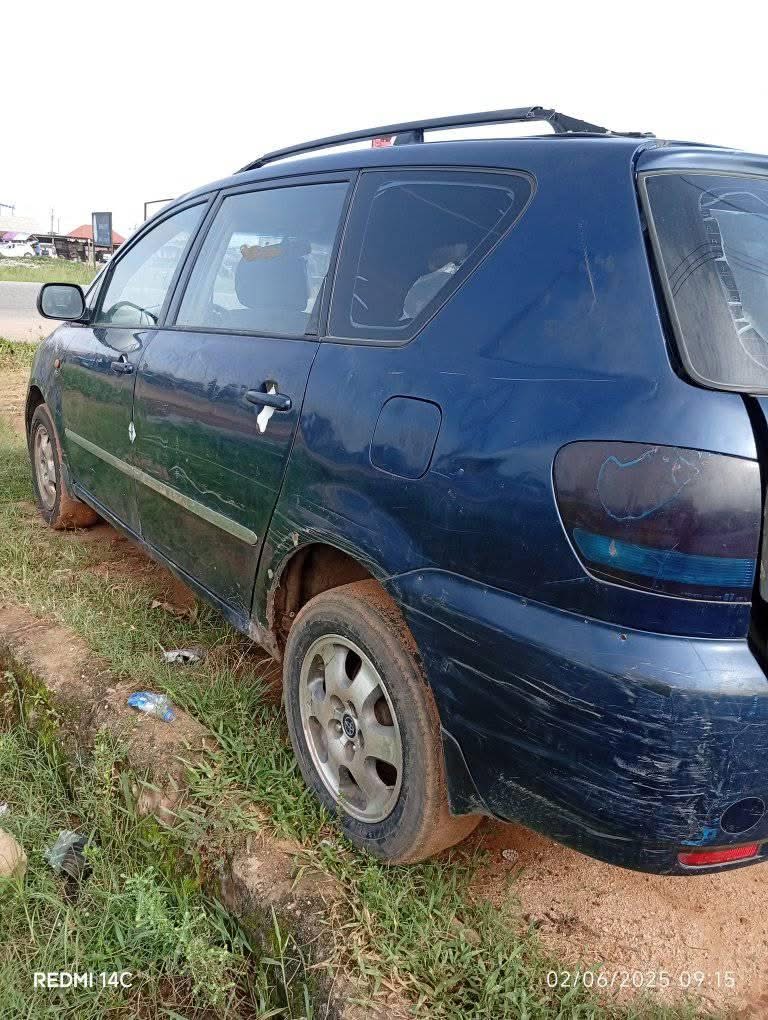 A picture of 2001 Toyota avensis