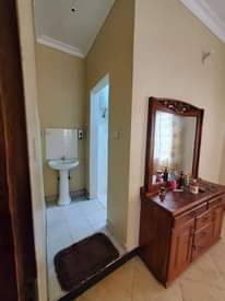 A picture of 0789659702 0656391984