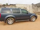 A picture of Nissan pathfinder LE 2005 model