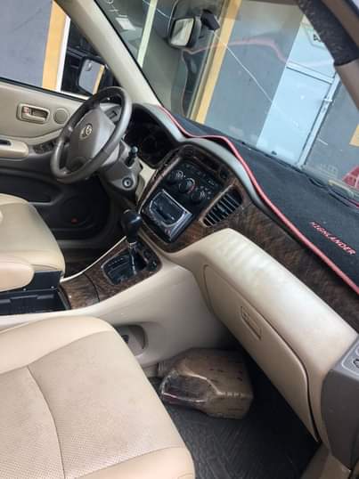 A picture of Registered toyota Highlander 05 model Well mainting vehicle Cleaning interior