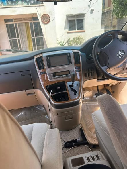 A picture of Toyota Alphard 2007