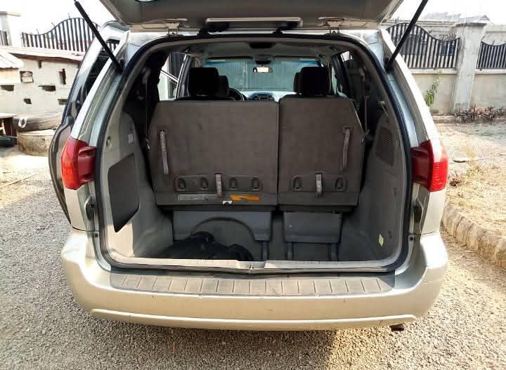 A picture of 2004 Toyota sienna
