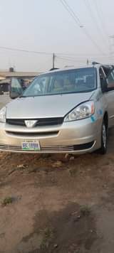 A picture of Toyota sienna 05