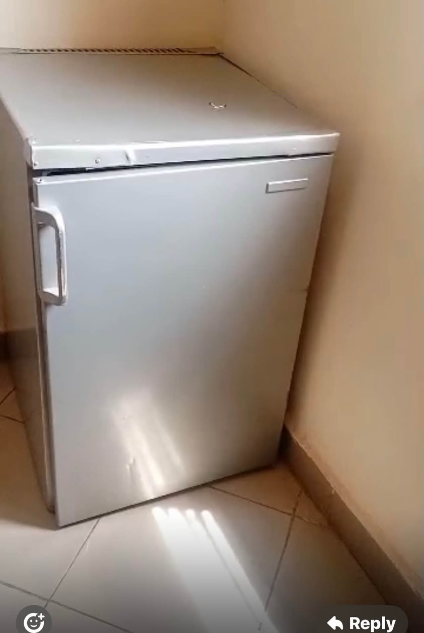 A picture of Fridge en side board on sale
