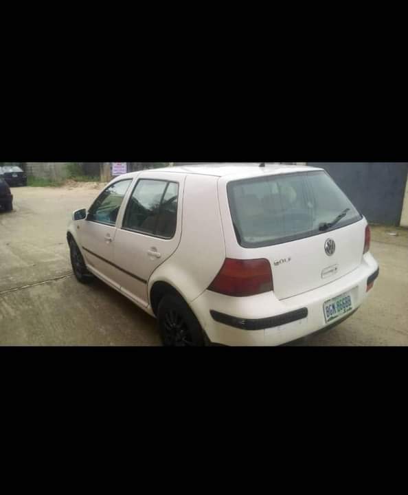A picture of GOLF 4 FULL OPTION FIRST BODY AC GEAR PRICE 1.5M