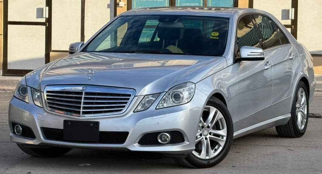 A picture of MERCEDES BENZ E300