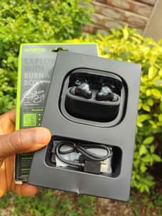 A picture of Original oraimo earpods open box in Nnewi last 40 hours