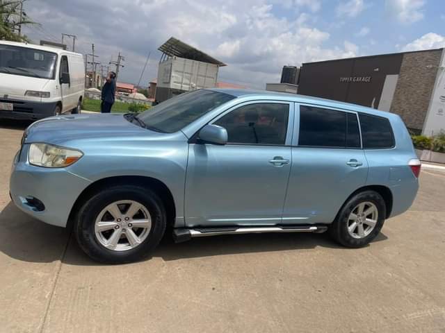 A picture of Toyota Highlander 2009 3 rows Flashed on first body Engine