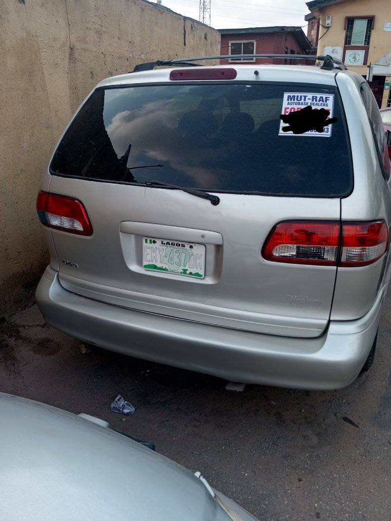 A picture of Toyota sienna