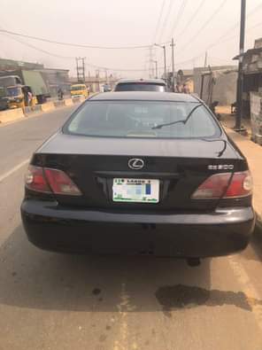 A picture of Lexus es300 engine gear and Ac okay neatly painted reserve