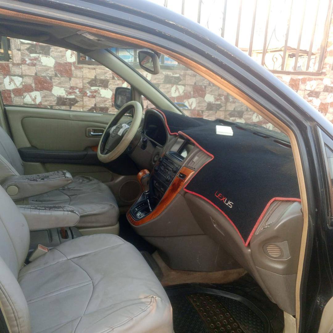 A picture of Rx300 going for sale