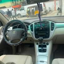 A picture of Toyota Highlander 2006 model Super neat and clean leather interior
