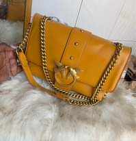 A picture of Handbags nzuuuei za mtumba