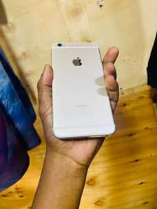 A picture of I phone 6s plus Gb 64 imenyooka inahitaji 150 tu