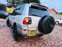 A picture of Rav 4 very intact on Quick sell 13 5m