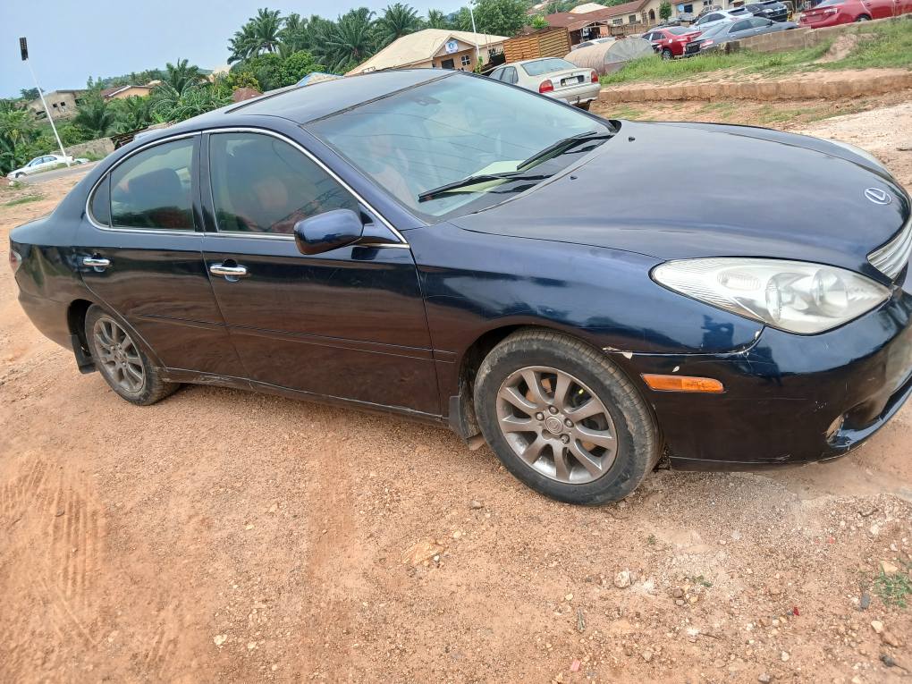 A picture of Lexus Es 300