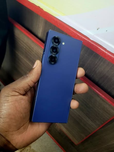 A picture of Samsung galaxy fold 6 5G 512gb 12gbram clear cameras Faulty