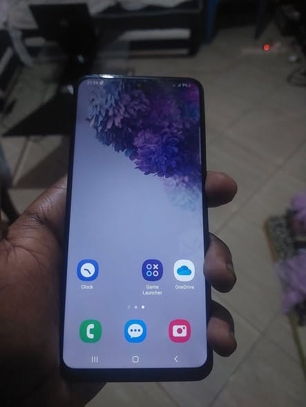 A picture of Sumsung s20 plus Quick deal 0704118062