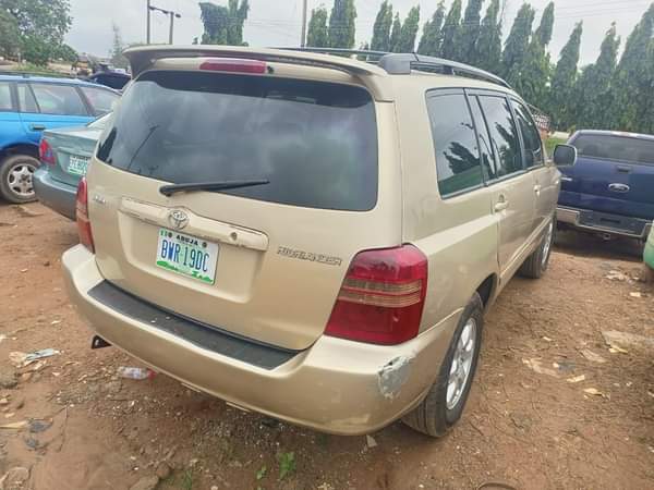 A picture of Toyota Highlander 2003 Sound engine and gear AC has leakage