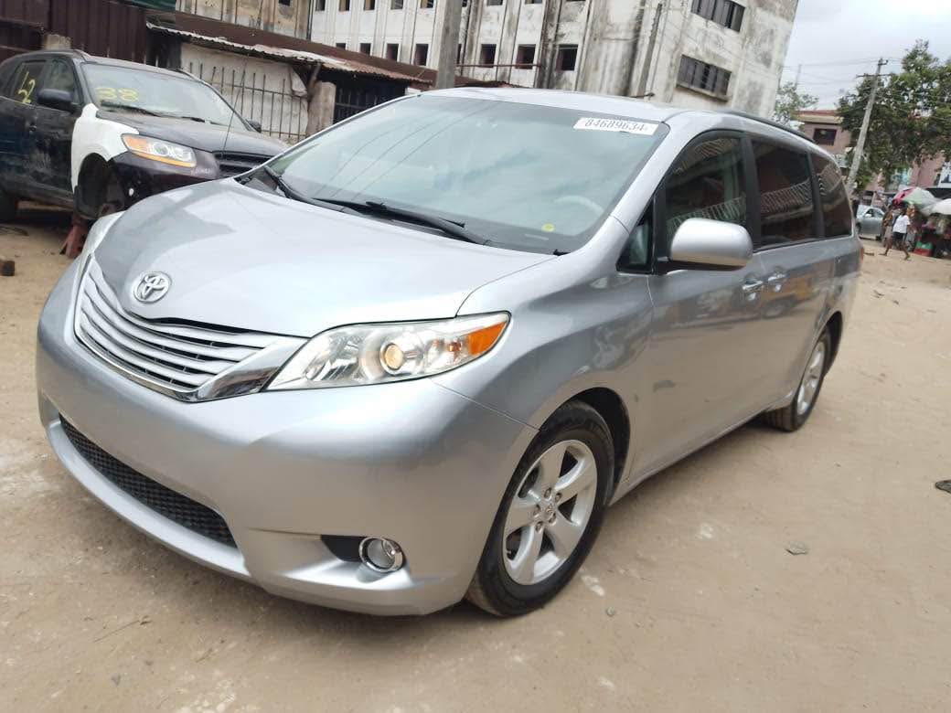 A picture of 2012 Toyota Sienna