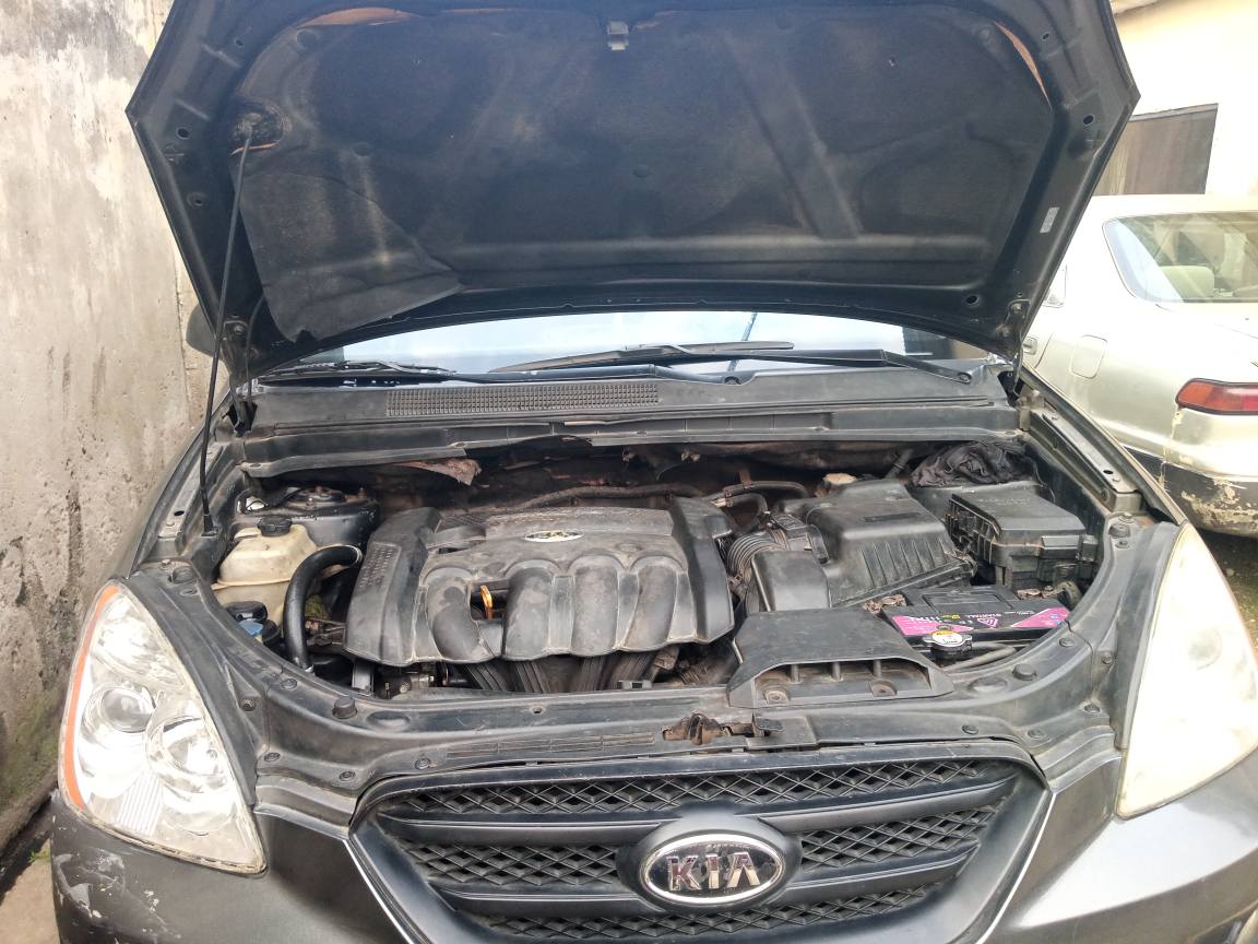 A picture of KIA RONDO 2007