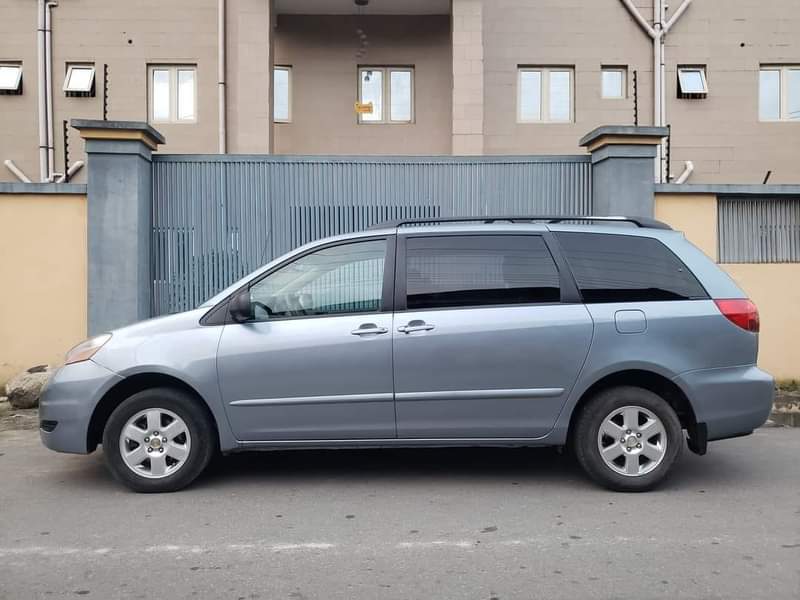 A picture of BELGIUM GRADE 2005 MODEL TOYOTA SIENNA Absolutely nothing to fix