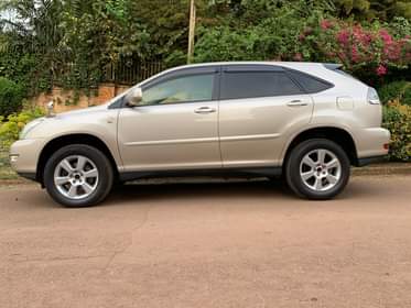 A picture of Toyota Harrier Model 2005 Engine 2 4cc Price 36M 0709788048