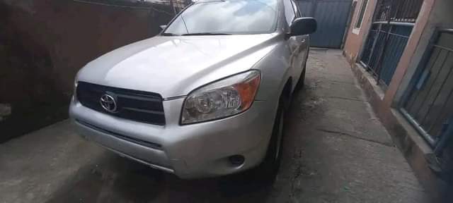 A picture of 234 813 013 6002 Few months used toyota rav4 2008
