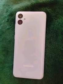 A picture of Samsung a04e haina shida yeyote na sio ya mkopo internal