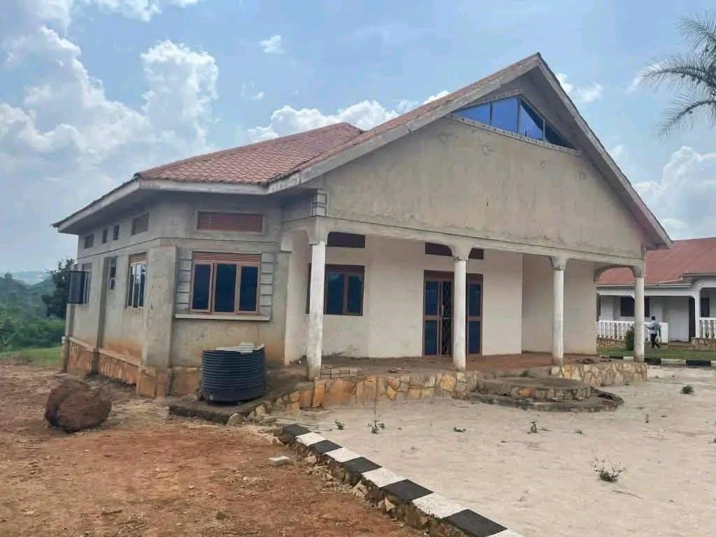 A picture of SCHOOL FOR SALE