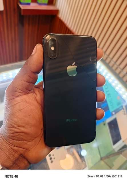 A picture of I phone X gb 64