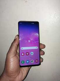 A picture of Samsung s10 plus