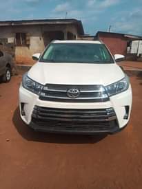 A picture of Foreign used highlander 2016