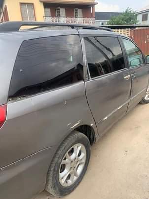 A picture of 2005 Toyota Sienna First body
