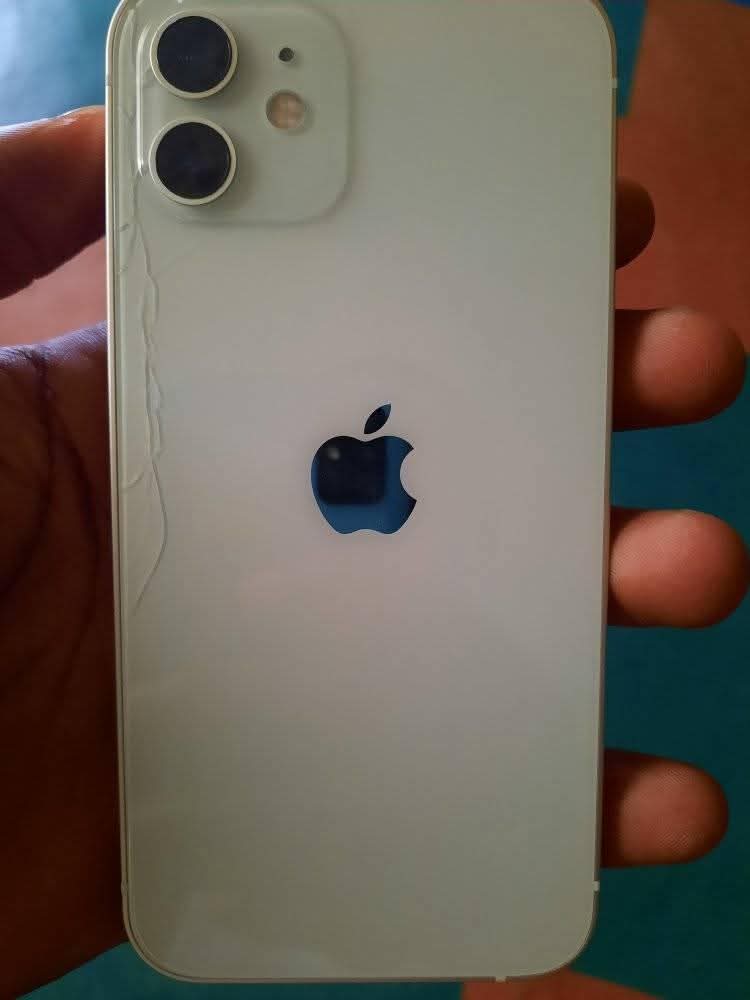A picture of Iphone 12 128gb