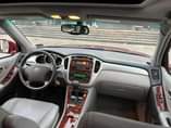A picture of A year used barely driven Toyota Highlander limited 2005