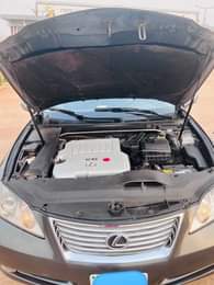 A picture of AVAILABLE FOR SALE Model Lexus Es 350 Neatly used Toks