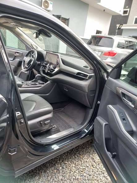 A picture of Toyota Highlander Platinum 2024model 6 months used 2025 on custom