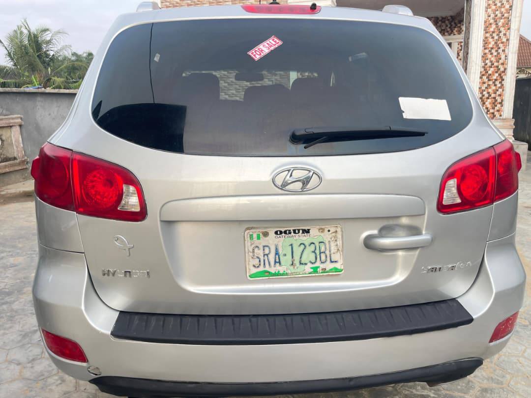A picture of Hyundai Santa Fe 2010 model 08123451380