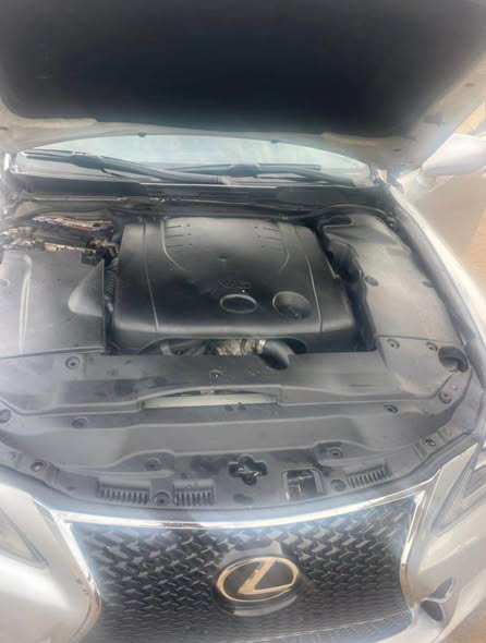 A picture of Lexus is250
