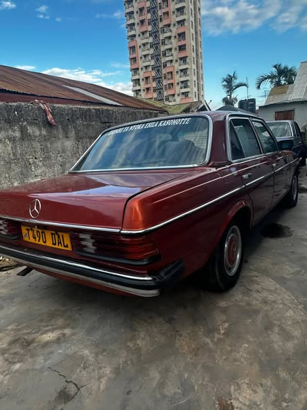 A picture of Mercedez Benz 123 Mwaka 1982 Diesel Manual Left hand Cc