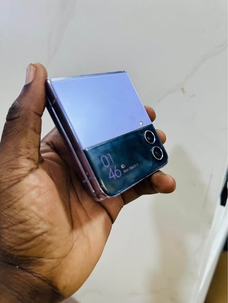 A picture of SAMSUNG GALAXY FLIP4