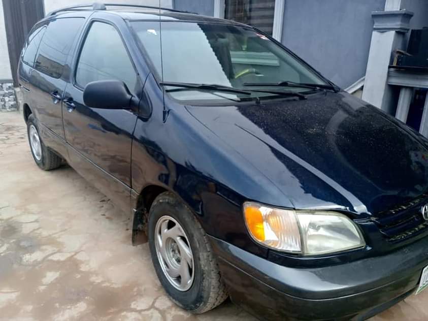 A picture of Toyota Sienna 2002
