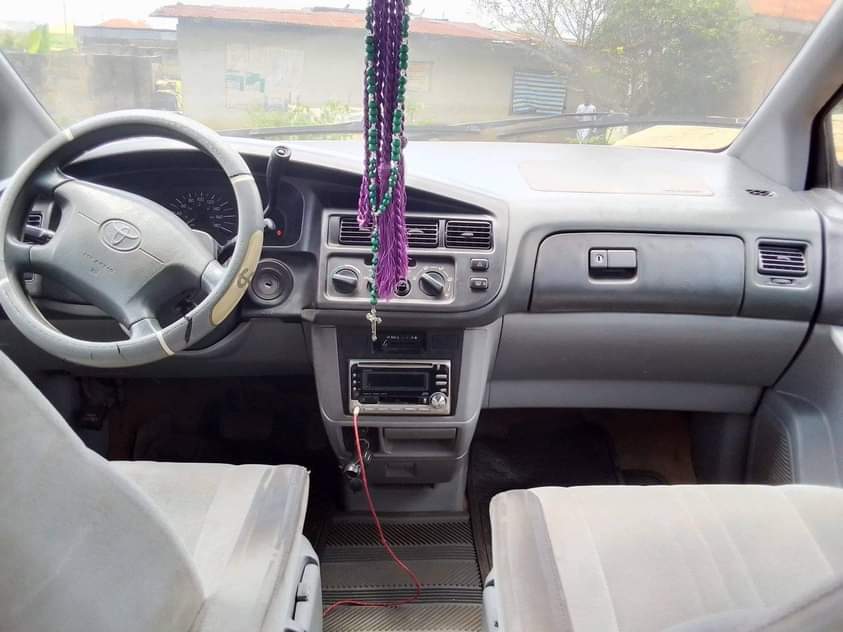 A picture of Toyota sienna first body good engine pafect gear ac need