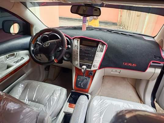 A picture of 2005 LEXUS RX330
